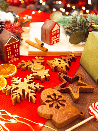 Новогодний набор из 5-ти деревянных ёлочных игрушек из дуба Варежка Звездочка Снежинка Олененок Елка
